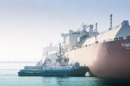 سفن دعم شركة ناقلات سفيتزرمولر قطر تقوم بتوفير الخدمات اللوجستية لسفن نقل الغاز الطبيعي المسال