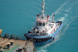 سفينة دعم  السفن في مياه مدينة راس لفان الصناعية في قطر