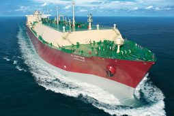 صورة لسفينة الغاز الطبيعي المسال من طراز كيوماكس "المفير" والتي تبلغ سعتها الاجمالية 266ز370 متر مكعب من الغاز الطبيعي المسال