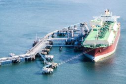 سفينة نقل الغاز الطبيعي المسال من طراز كيوماكس "المايدة" والمملوكة بالكامل لشركة ناقلات أثناء عملية تحميل الغاز في ميناء مدينة رأس لفان في قطر