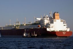 سفينة نقل الغاز الطبيعي المسال من طراز كيوماكس "أم صلال" أثناء عملية إفراغ الحمولة